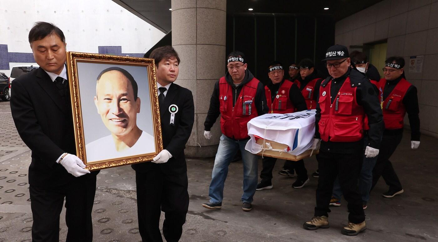 27일 오전 서울 종로구 연건동 서울대학교병원 장례식장에서 임금체불 갈등 등으로 분신해 숨진 택시기사 고 방영환 씨의 노동시민사회장 발인이 열리고 있다. 방영환씨는 임금체불에 항의하며 택시 완전월급제 전면 시행을 요구하는 시위를 하다 지난해 9월 26일 분신해 숨졌다. 2024.2.27/뉴스1 ⓒ News1 김진환 기자