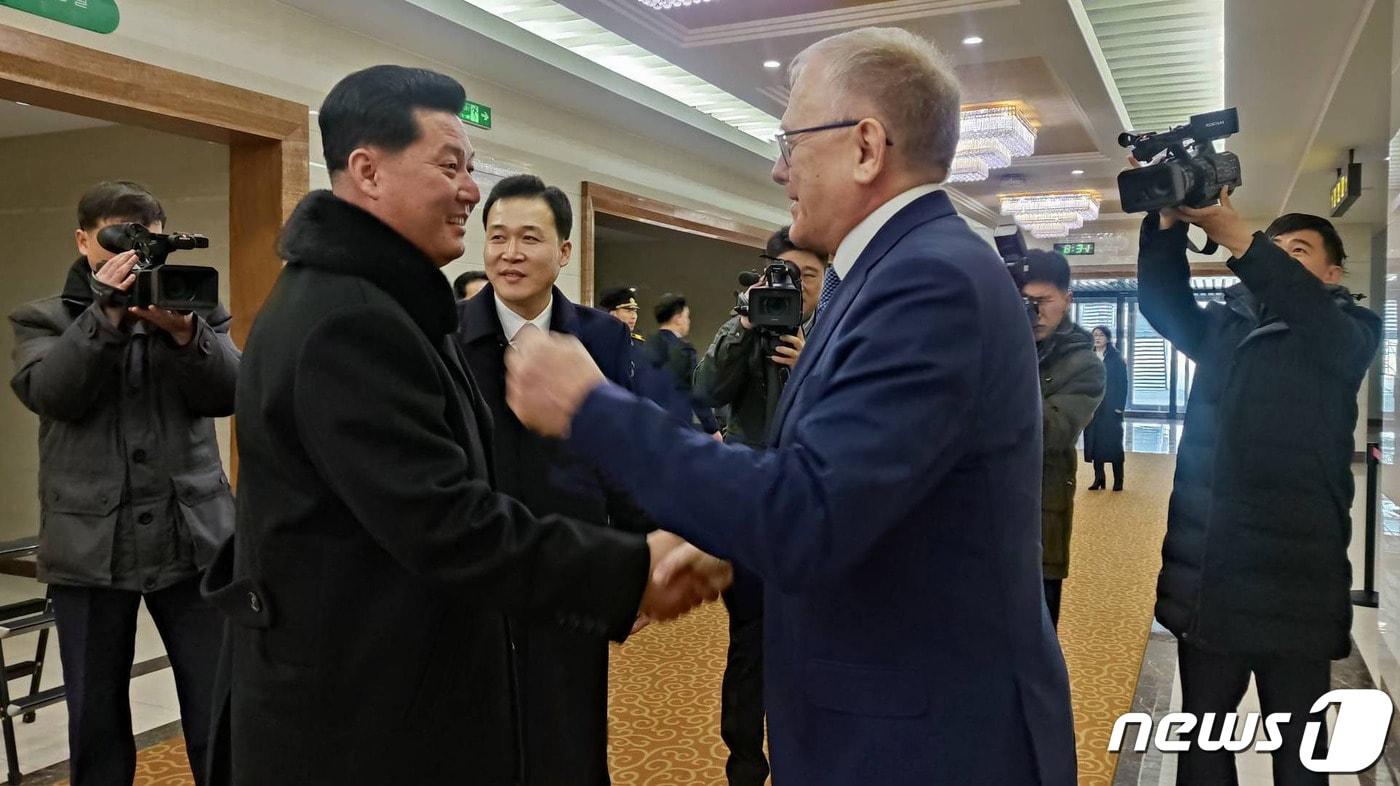 알렉산드르 마체고라 북한 주재 러시아 대사가 26일 세계 청년 축전에 참석하기 위해 러시아로 출발하는 북한 조선청년대표단을 전송했다. &#40;출처=북한 주재 러시아 대사관&#41; 2024.2.27./뉴스1