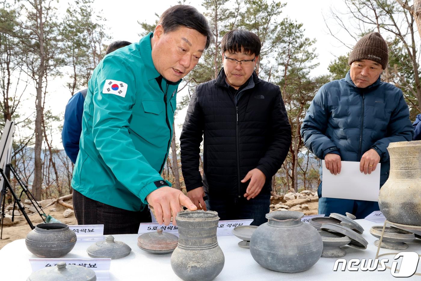 김윤철 합천군수&#40;왼쪽&#41;가 지난 26일 다라리 고분군 유적 발굴 현장을 방문해 출토된 유물들을 살펴보고 있다&#40;합천군 제공&#41;.