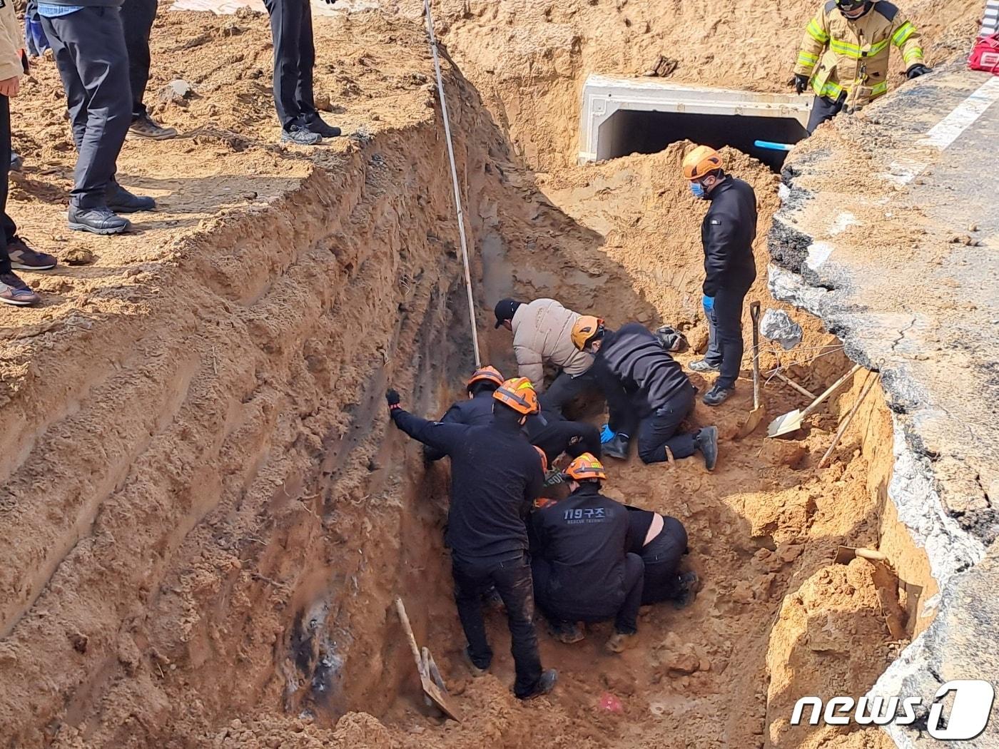 27일 오전 11시23분쯤 충북 옥천군 옥천읍 장야리의 한 우수관로 공사 현장에서 우수관로 매설작업을 하던 작업자 3명이 약 3m 깊이 흙더미에 매몰됐다 40여분 만에 구조됐다.&#40;옥천소방서 제공&#41;.2024.2.27./뉴스1