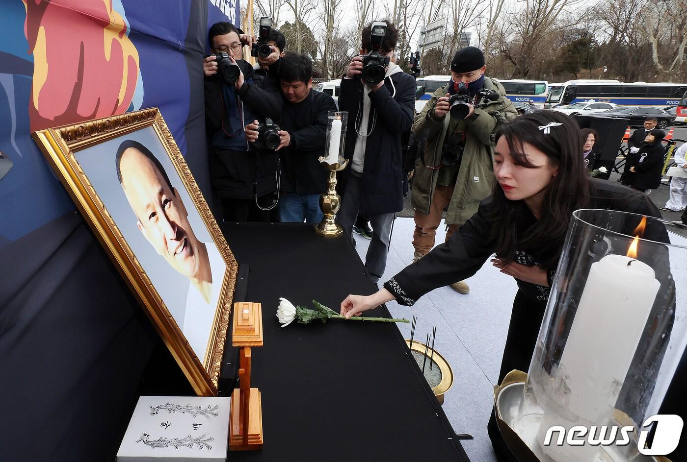 27일 서울 중구 서울시청 앞에서 진행된 방영환 열사 노동시민사회장 영결식에서 딸 방희원 씨가 헌화하고 있다. 방영환씨는 임금체불에 항의하며 택시 완전월급제 전면 시행을 요구하는 시위를 하다 지난해 9월 26일 분신해 숨졌다. 2024.2.27/뉴스1 ⓒ News1 이동해 기자