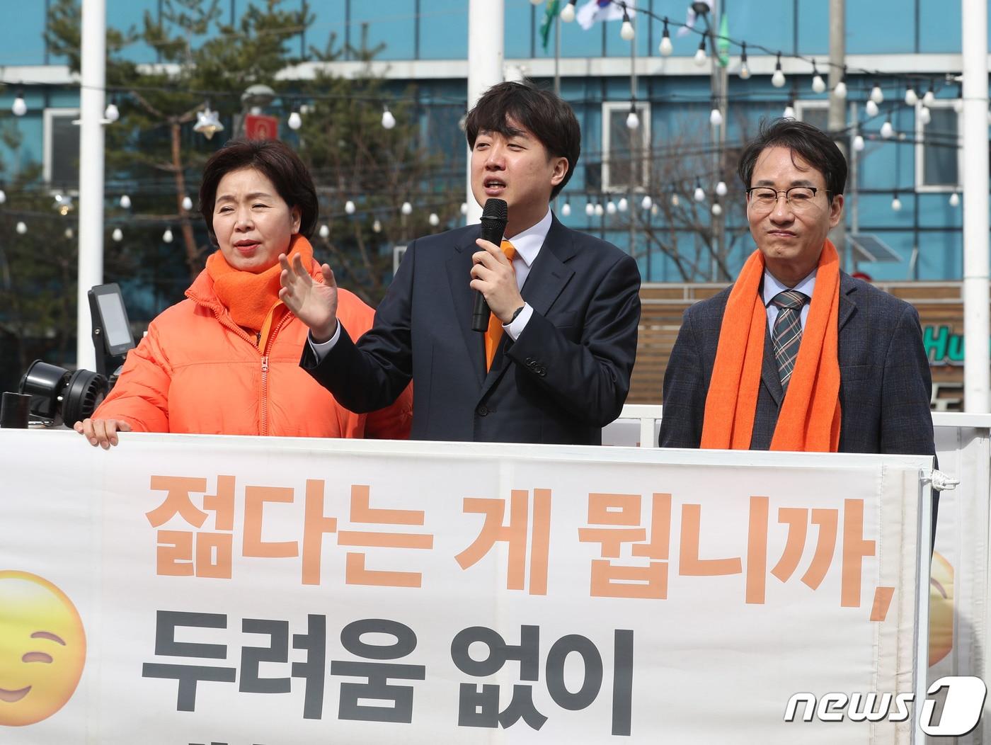 이준석 개혁신당 대표가 27일 오후 경기 용인시 처인구 용인중앙시장을 방문해 길거리 정책 홍보를 하고 있다. 2024.2.27/뉴스1 ⓒ News1 김영운 기자