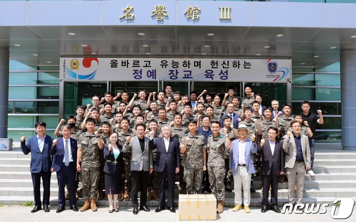 청주대학교 137 학생군사교육단이 대한민국 최고 장교의 꿈을 키우며 비상하고 있다. 지난해 8월 김윤배 청주대 총장을 비롯한 대학 관계자들이 괴산 육군학생군사학교를 방문해 하계 입영훈련 중인 학군단 후보생들을 격려하는 모습이다. &#40;청주대 제공&#41;/뉴스1