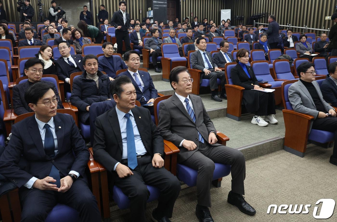 이재명 더불어민주당 대표가 27일 서울 여의도 국회에서 열린 의원총회에 참석하고 있다. 2024.2.27/뉴스1 ⓒ News1 송원영 기자