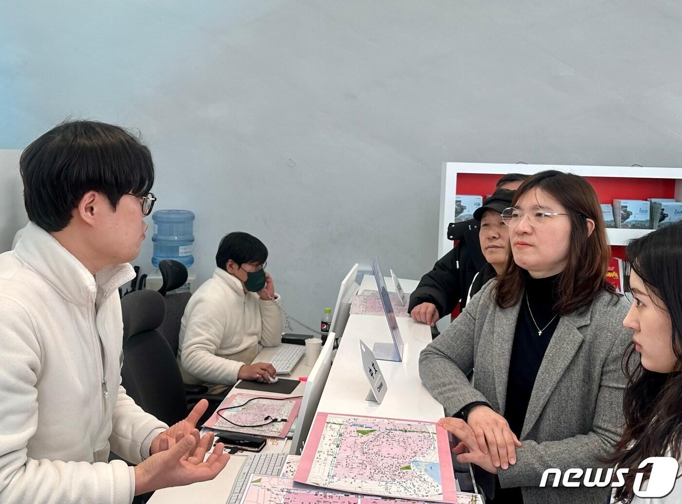 27일 서울 마포구 관광정보센터를 방문한 장미란 문화체육관광부 차관ⓒ News1 윤슬빈 기자