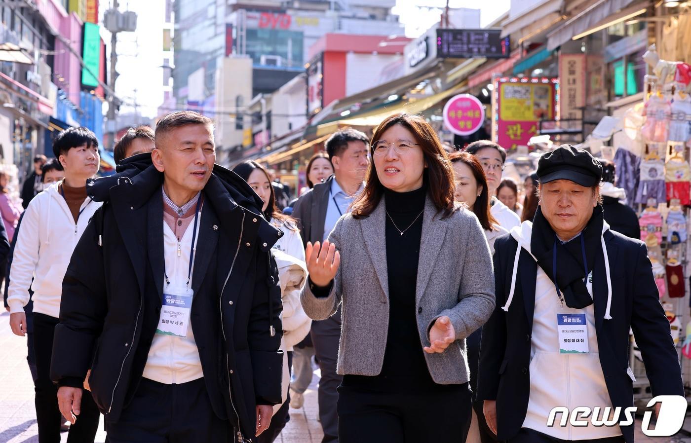 장미란 문화체육관광부 제2차관이 2월 27일 서울 마포구 홍대 레드로드에서 관광서비스 상생 지원단과 함께 쇼핑 관광서비스를 점검하고 있다. &#40;문화체육관광부 제공&#41; 