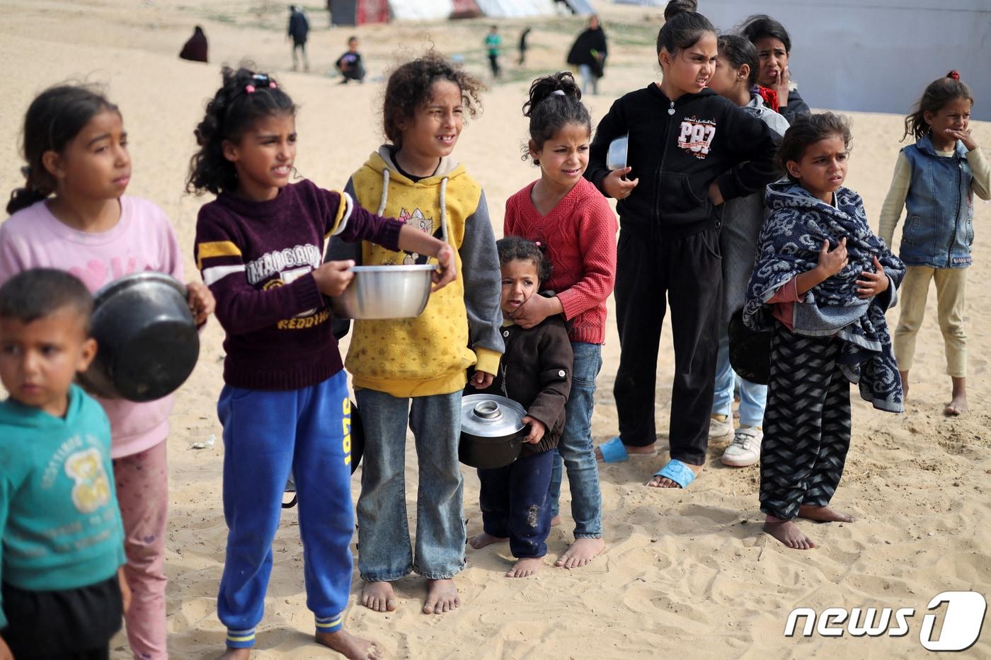 27일&#40;현지시간&#41; 가자지구 남부 라파에서 팔레스타인 어린이들이 식량을 배급받기 위해 줄 서 있는 모습. 2024.02.27 ⓒ 로이터=뉴스1 ⓒ News1 김예슬 기자