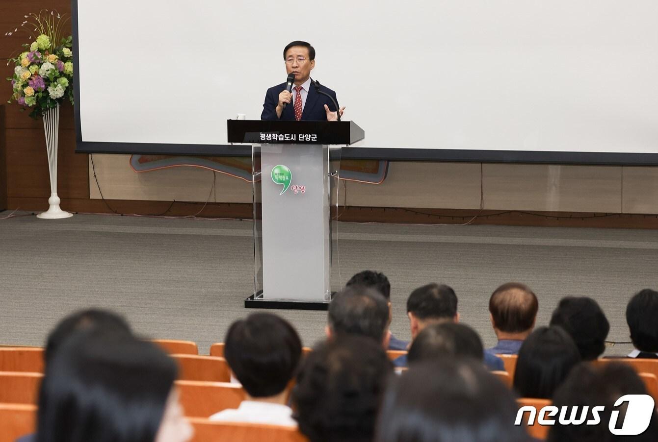 김문근 충북 단양군수가 군립 보건의료원 운영 방식 연구 결과 주민설명회에서 인사말을 하고 있다.&#40;단양군 제공&#41;2024.2.28/뉴스1