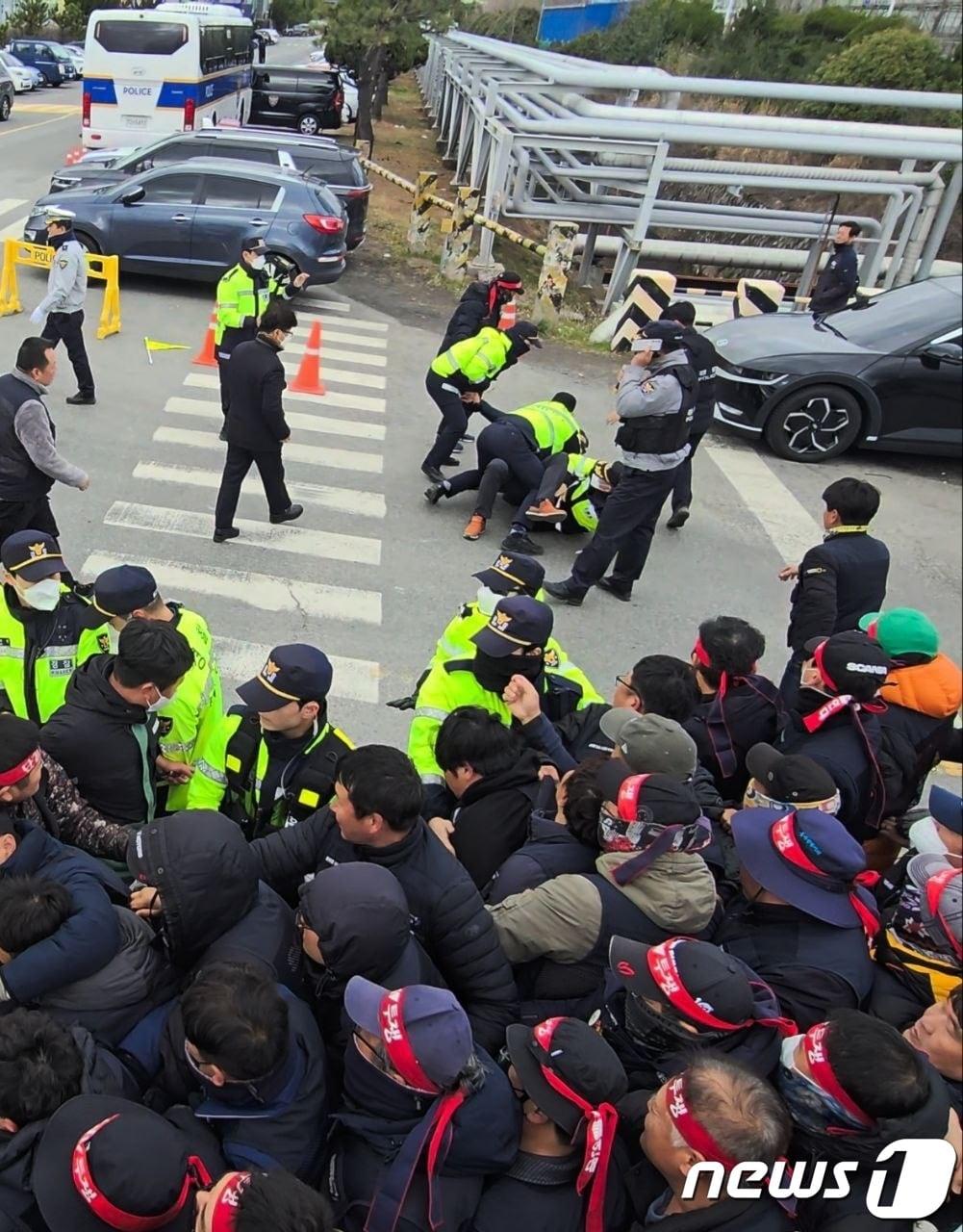 지난 26일 오후 울산 남구 상개동 한국알콜산업 앞 조합원들의 화물운송 방해 혐의를 진압하는 당시 상황.&#40;민주노총 울산본부 제공&#41;