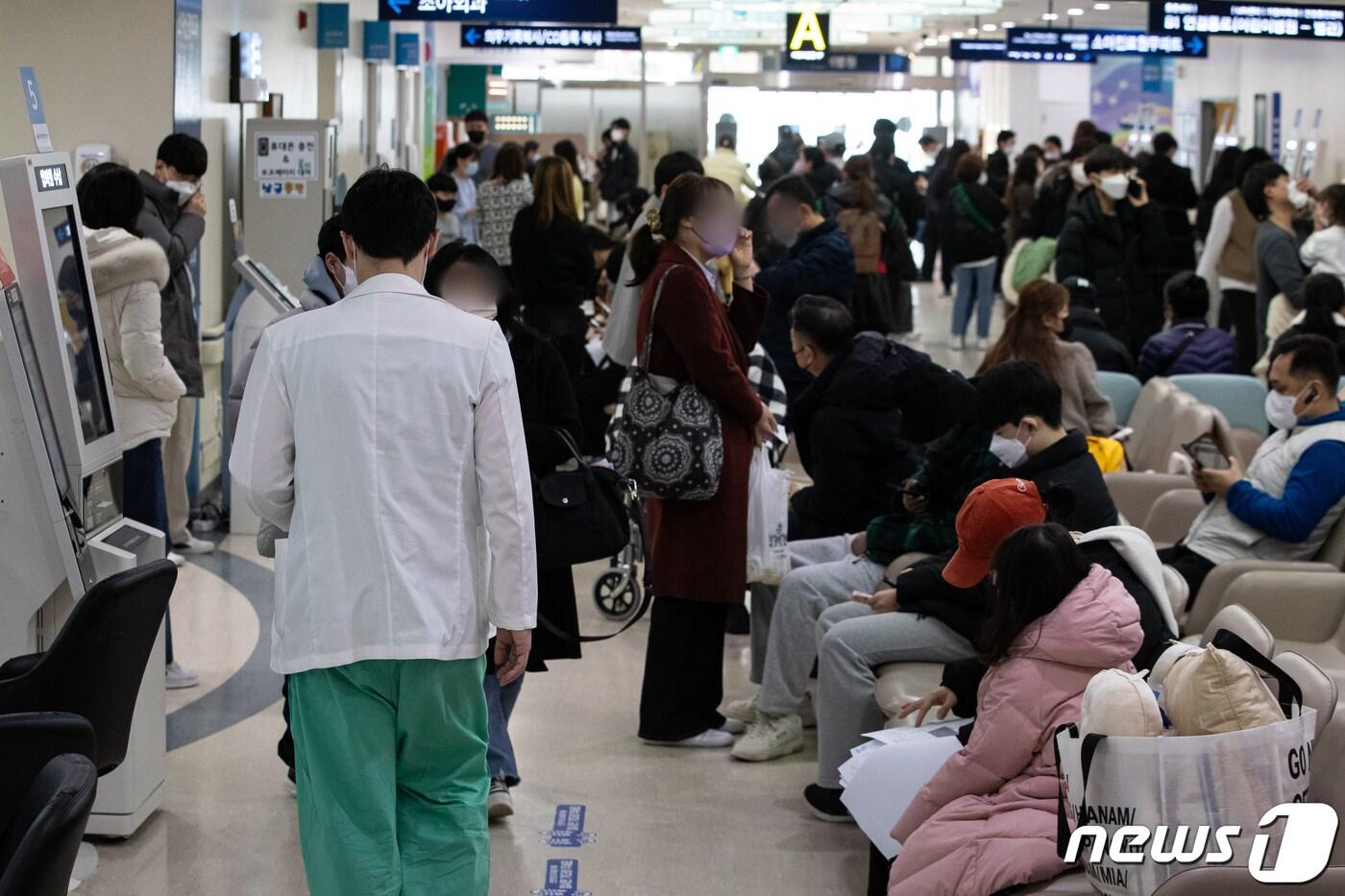 28일 서울 시내 한 대학병원에서 의료진이 이동하고 있다. 2024.2.28/뉴스1 ⓒ News1 유승관 기자