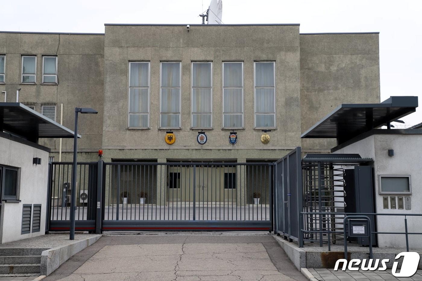 북한 평양의 독일과 영국, 스웨덴 대사관과 프랑스 연락사무소가 입주하고 있는 건물. ⓒ 로이터=뉴스1 ⓒ News1 김예슬 기자