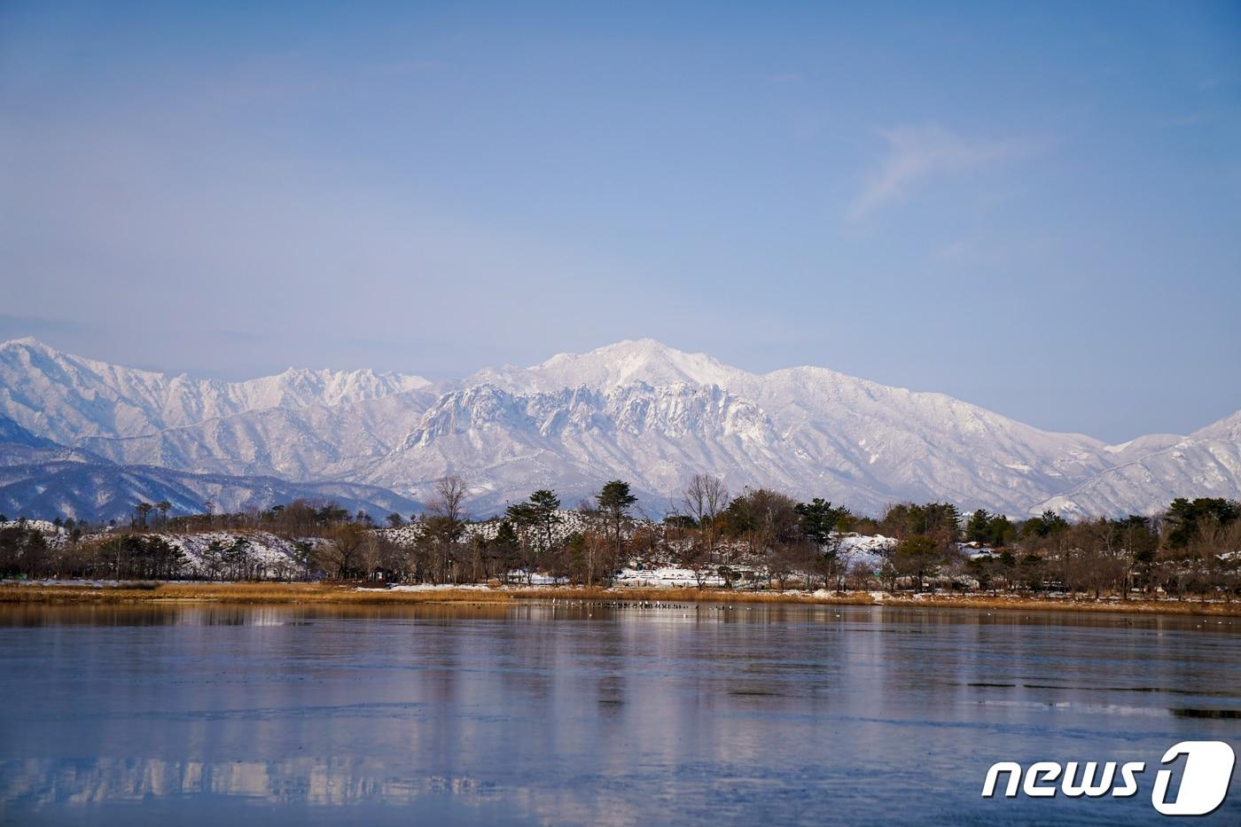 속초 영랑호에서 바라본 설악산 전경 자료사진.&#40;속초시 제공&#41;