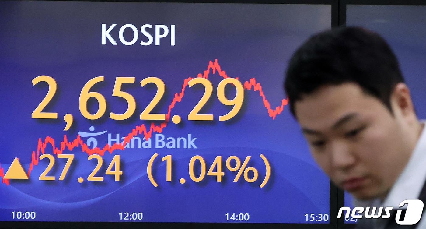 28일 오후 서울 중구 하나은행 딜링룸에서 딜러들이 업무를 보고 있다. 이날 코스피는 전 거래일보다 27.24포인트&#40;p&#41;&#40;1.04%&#41; 상승한 2652.29로 마감했다. 코스닥은 전날 대비 9.64p&#40;1.13%&#41; 상승한 863.39, 서울외환시장에서 달러·원 환율은 전날보다 2.6원 오른 1333.6원으로 거래를 마쳤다. 2024.2.28/뉴스1 ⓒ News1 이동해 기자