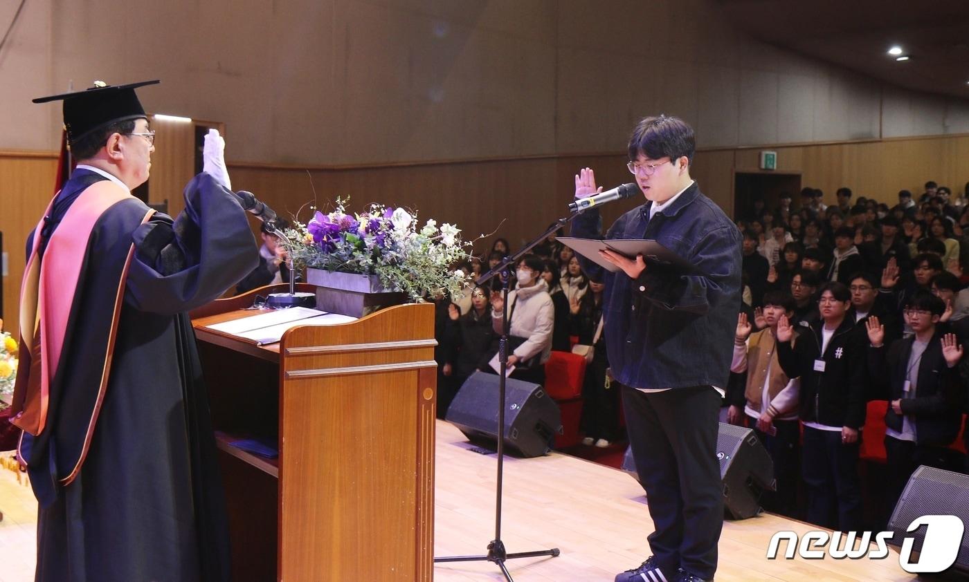 충북대학교는 28일 개신문화관 대공연장에서 신입생과 학부모, 교직원 등이 참석한 가운데 2024학년도 신입생 입학식을 진행했다.&#40;충북대 제공&#41;/뉴스1