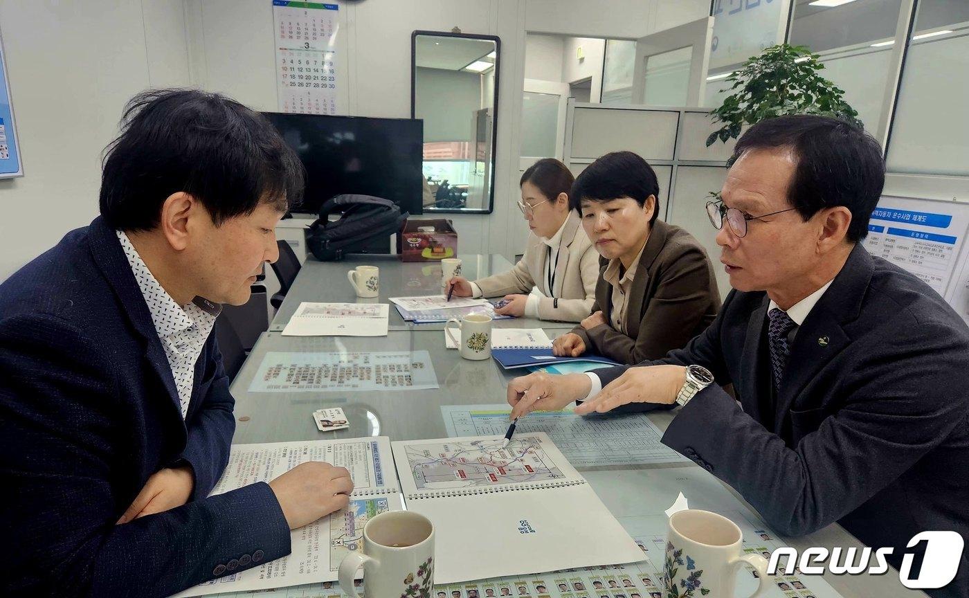  28일 조병옥 충북 음성군수&#40;오른쪽&#41;가 농식품부를 찾아 감곡역세권 도시개발사업 추진을 위해 농업진흥지역 해제가 먼저라며 적극적인 지원을 요청하고 있다.&#40;음성군 제공&#41;2024.2.28/뉴스1