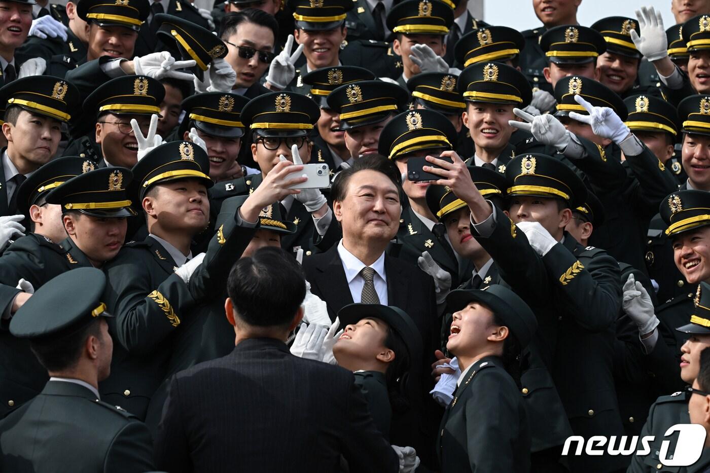 윤석열 대통령이 28일 오후 충북 괴산군 육군학생군사학교에서 열린 2024년 학군장교 임관식에서 임관 소위들과 기념촬영을 하고 있다. &#40;대통령실 제공&#41; 2024.2.28/뉴스1 ⓒ News1 오대일 기자