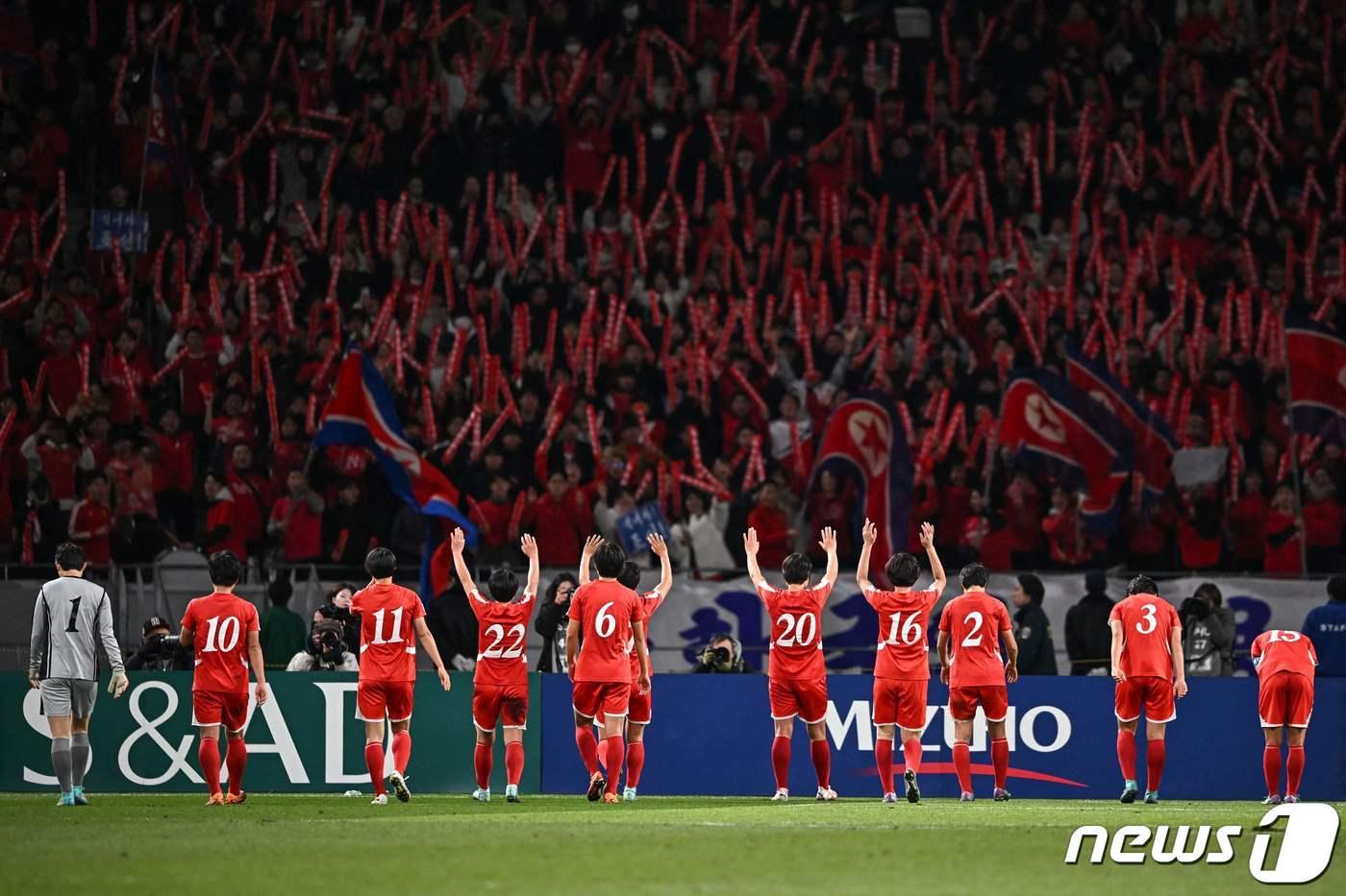 북한 여자 축구 선수들이 지난 2월28일 일본 도쿄 국립경기장에서 열린 2024년 파리 올림픽 예선의 일본과 경기에서 패배한 후 팬들에게 감사 인사를 하고 있다. 북한 여자축구팀은 일본을 상대로 1대2로 패하며 파리 올림픽 본선 진출에 실패했다. 2024.2.28 ⓒ AFP=뉴스1 ⓒ News1 신기림 기자