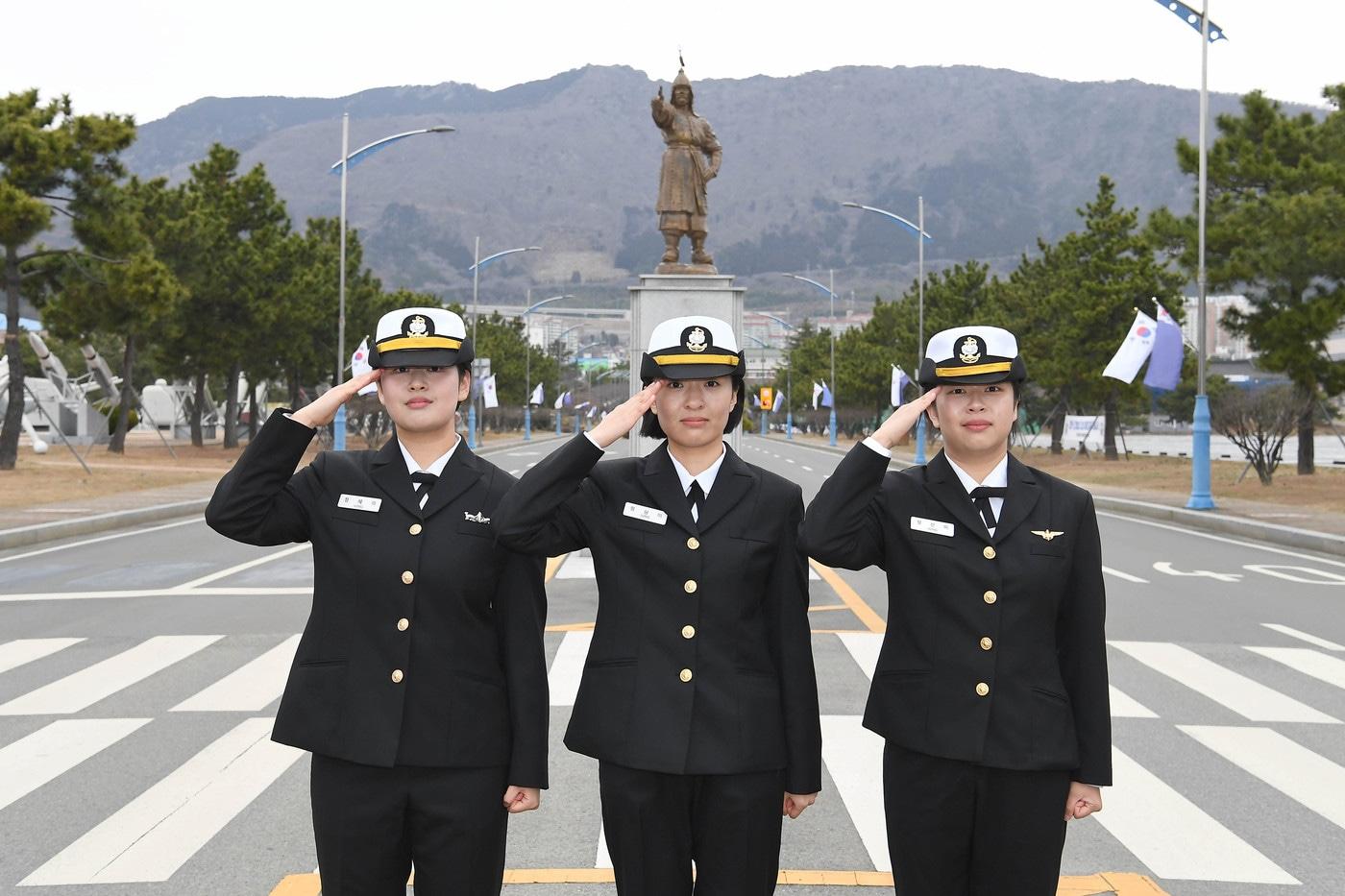 첫째 정혜미 중사&#40;왼쪽부터&#41;, 셋째 정상미 하사, 둘째 정선미 하사&#40;사진 오른쪽&#41;.&#40;해군 제공&#41;