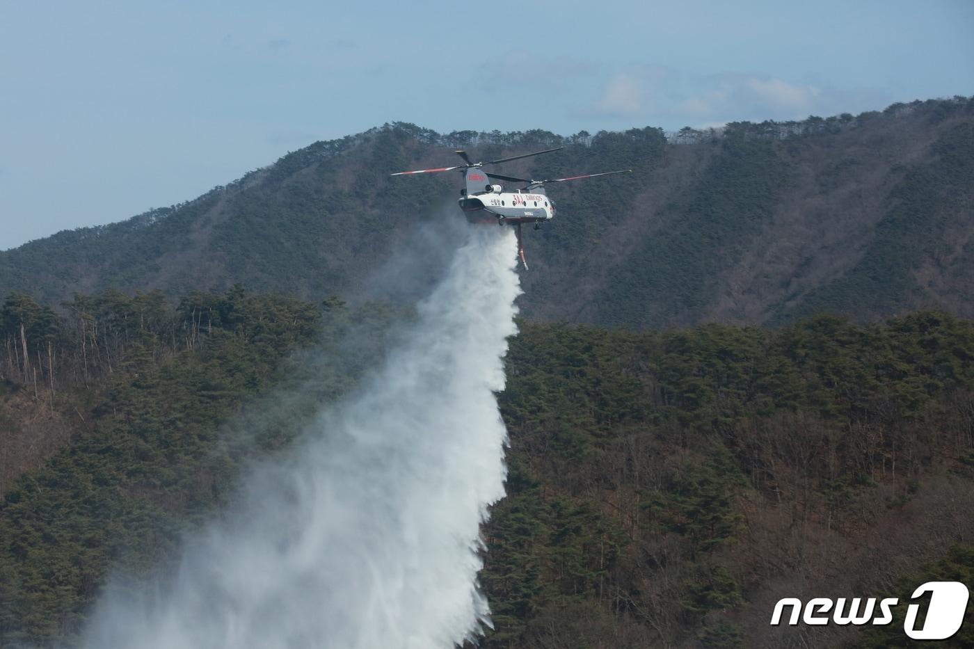 해외 임차헬기&#40;CH-47&#41; &#40;산림청 제공&#41;/뉴스1