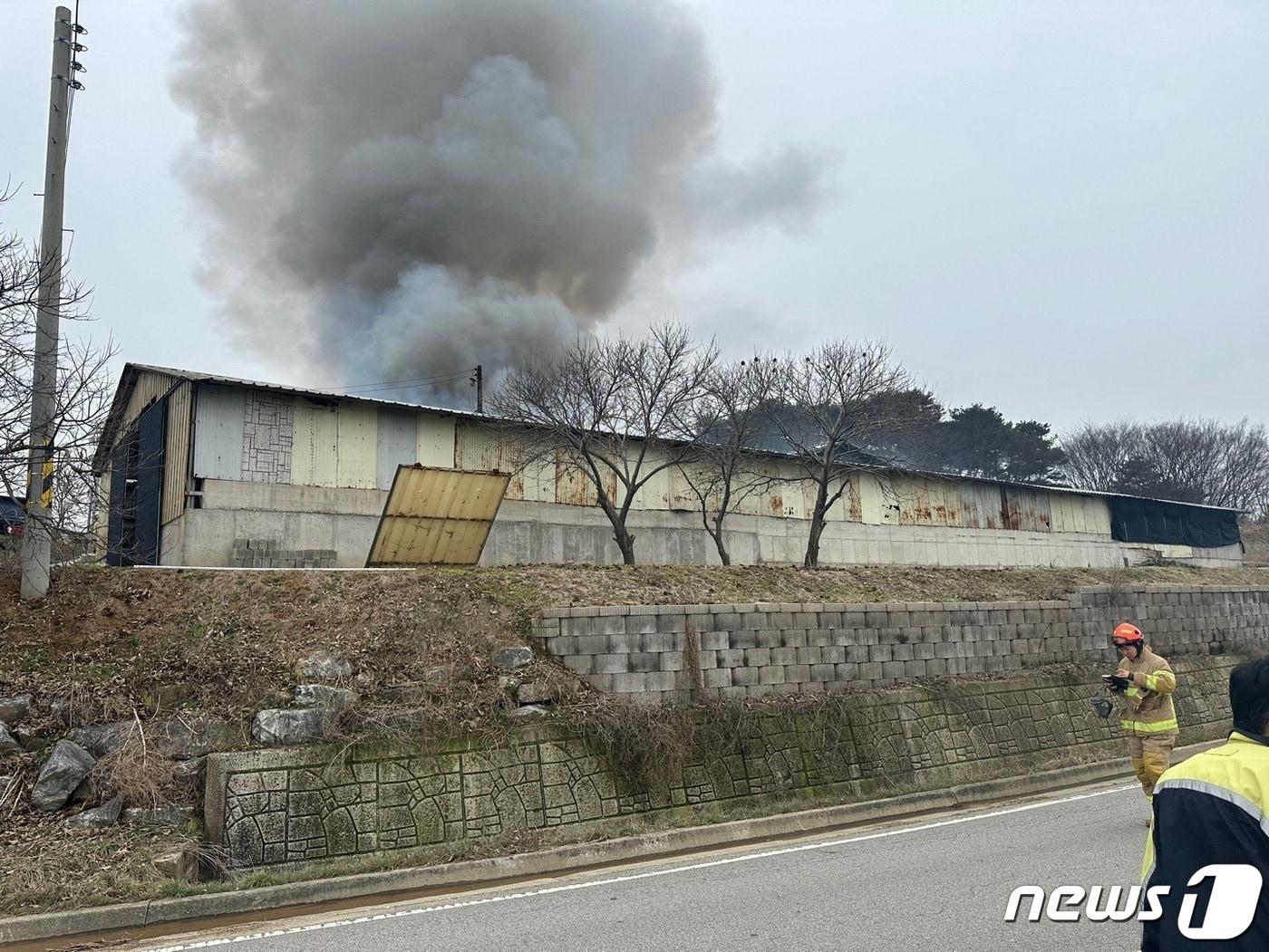 29일 소방관들이 충남 홍성 구항면의 축사 화재를 진화하고 있다.&#40;홍성군 제공&#41;/뉴스1