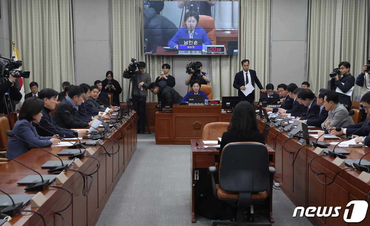 남인순 국회 정개특위 위원장이 29일 오후 서울 여의도 국회에서 열린 정치개혁특별위원회 전체회의를 주재하고 있다. 2024.2.29/뉴스1 ⓒ News1 송원영 기자