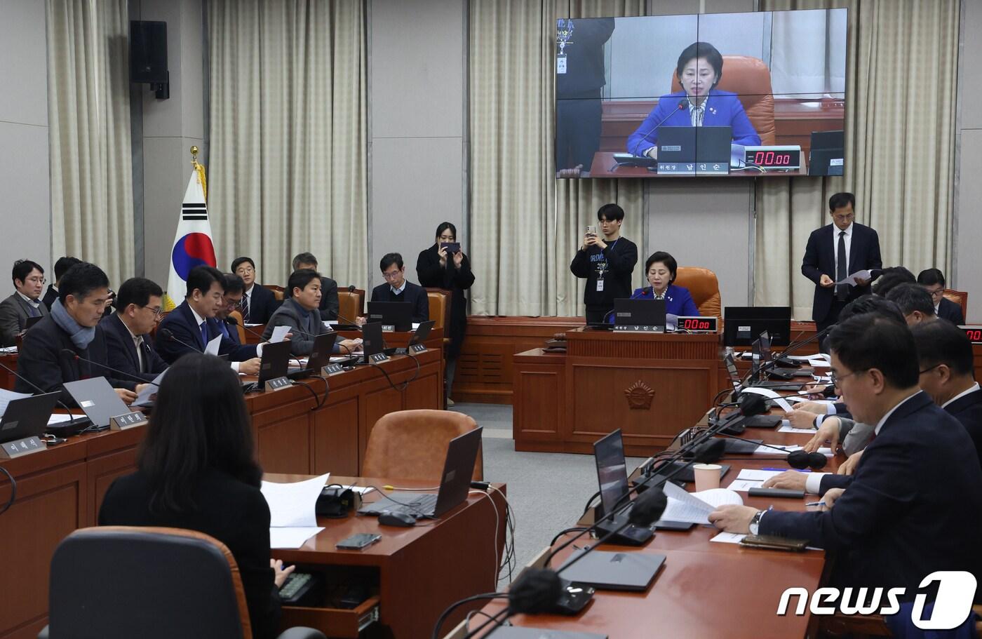 남인순 국회 정개특위 위원장이 29일 오후 서울 여의도 국회에서 열린 정치개혁특별위원회 전체회의를 주재하고 있다. 2024.2.29/뉴스1 ⓒ News1 송원영 기자