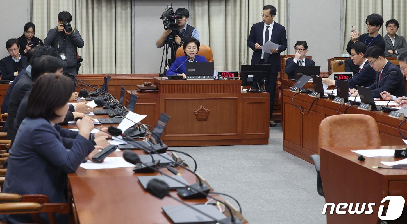 남인순 국회 정개특위 위원장이 29일 오후 서울 여의도 국회에서 열린 정치개혁특별위원회 전체회의를 주재하고 있다. 2024.2.29/뉴스1 ⓒ News1 송원영 기자