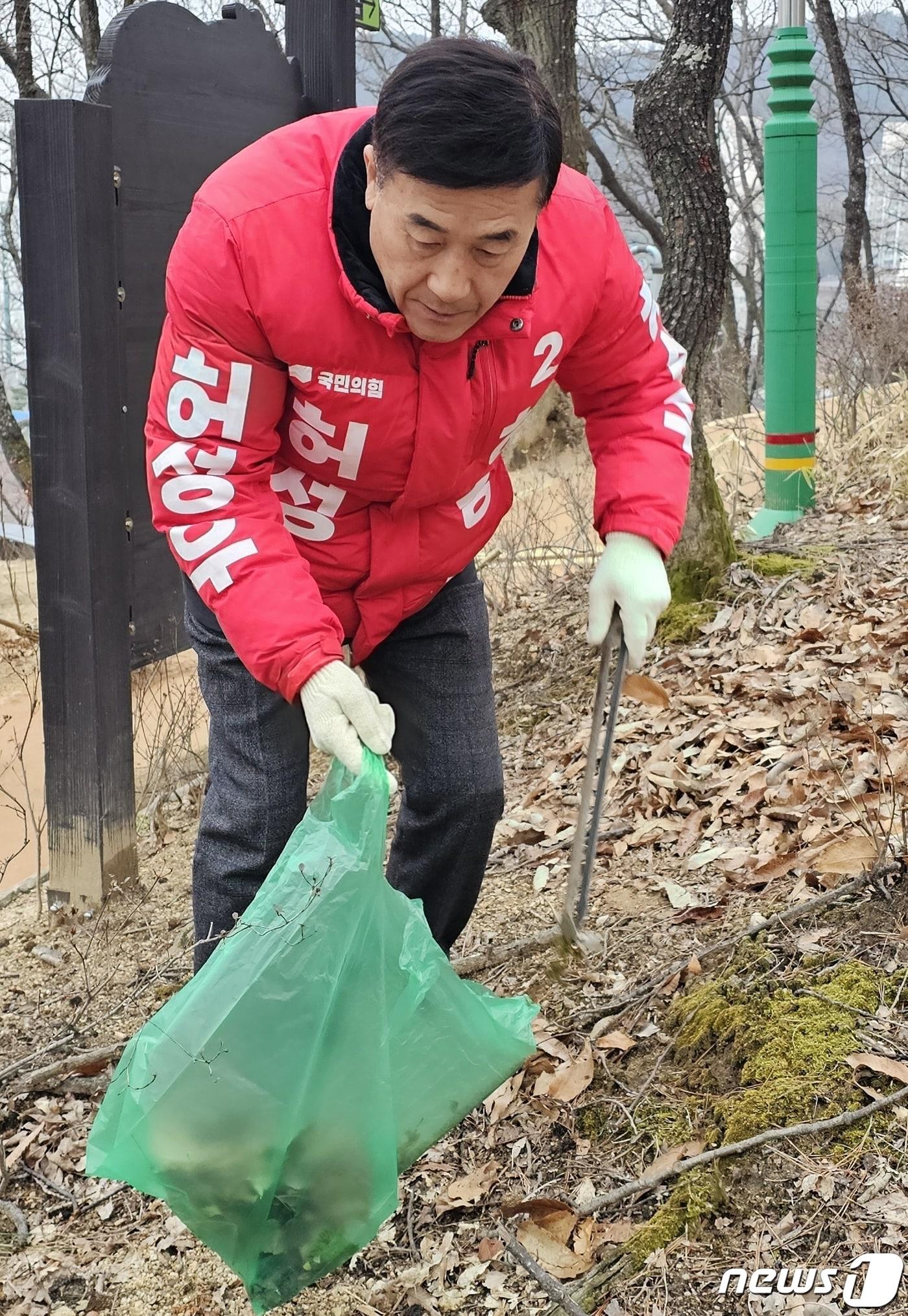 허성우 22대 총선 경북 구미을 예비후보가 29일 구미시 충혼탑을 참배하고 충혼탑 주변 청소를 하고 있다. &#40;허성우 캠프 제공&#41; 2024.2.29/뉴스1