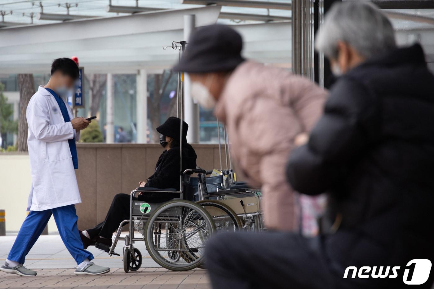  29일 한 대형병원에서 의료진들이 발걸음을 옮기고 있다. 2024.2.29/뉴스1 ⓒ News1 허진실 기자