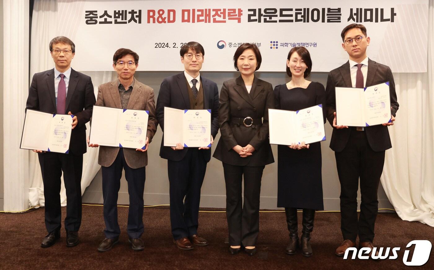 지난 2월 오영주 중소벤처기업부 장관이 &#39;중소벤처 R&D 미래전략 라운드테이블 세미나&#39;에서 자문위원 위촉장 수여 후 기념 촬영을 하고 있다. &#40;중소벤처기업부 제공&#41; 2024.2.29/뉴스1