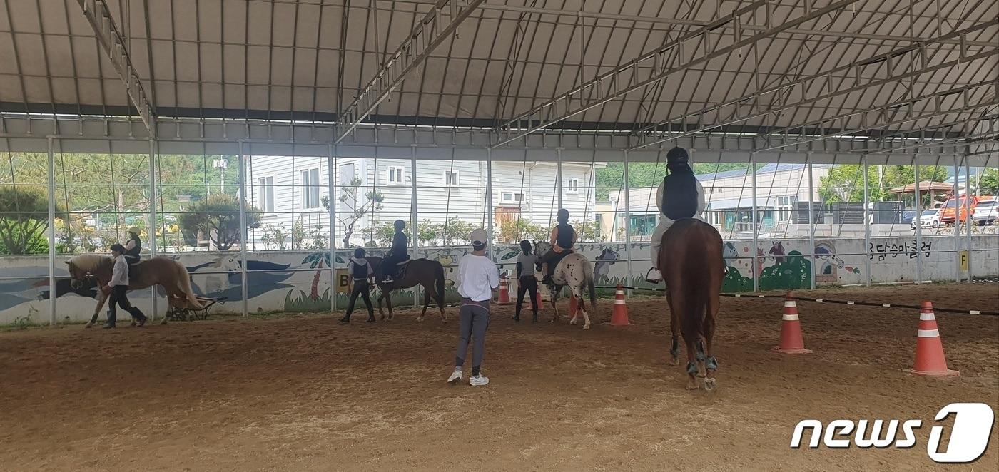 전북자치도 진안군은 청소년들의 체력 증진과 승마산업 활성화를 위해 ‘학생승마 체험’참가자를 모집한다.&#40;진안군제공&#41;2024.2.29/뉴스1