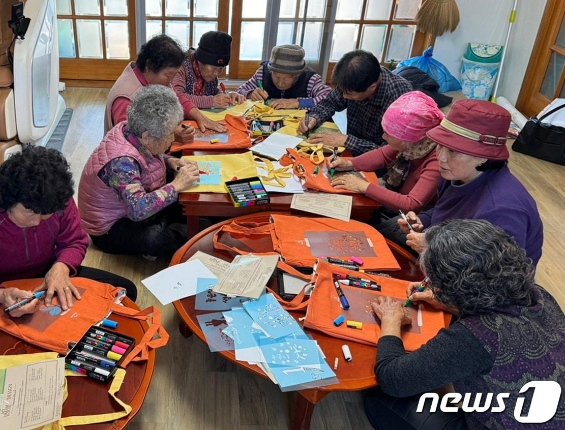 정읍시가 ‘2024년 마을과 재능을 잇다 자격이음’ 사업 운영에 참여할 활동지원가를 모집한다. 사진은 마을 활동가 교육 사진 &#40;정읍시 제공&#41;2024.2.29/뉴스1