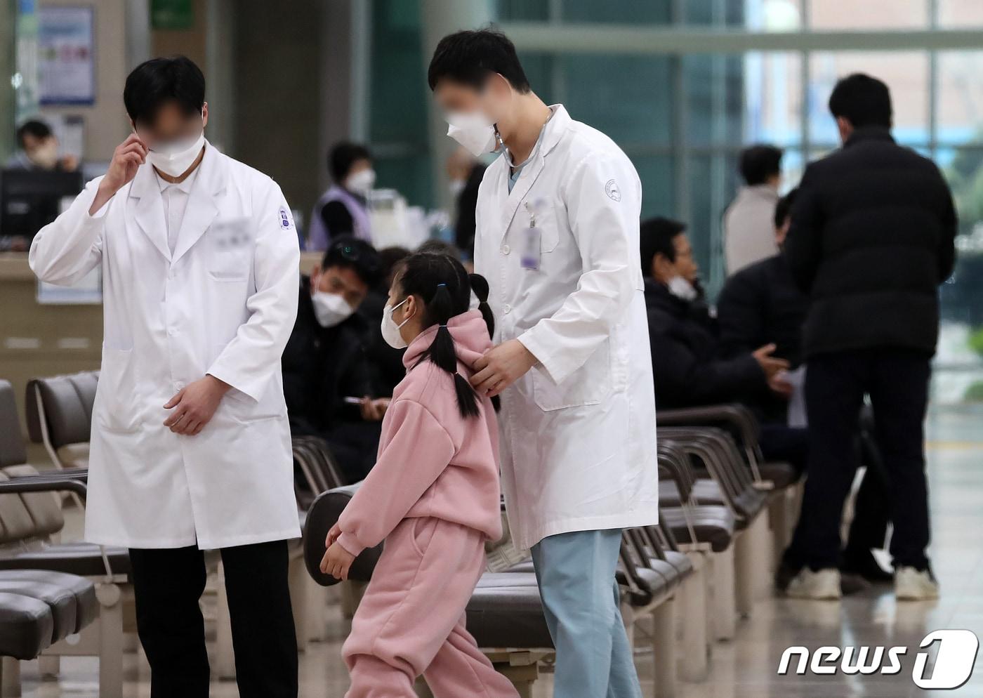 부산 서구 부산대병원에서 의료진이 한 아이를 돌보고 있다. 2024.2.29/뉴스1 ⓒ News1 윤일지 기자