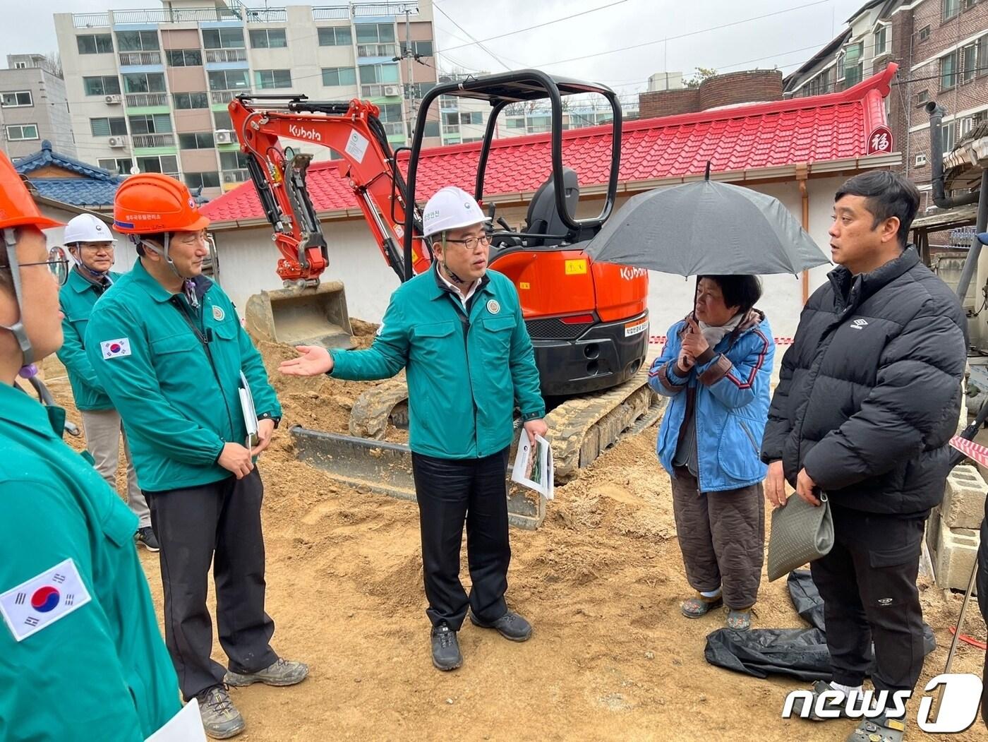 임상섭 산림청 차장&#40;가운데&#41;이 영주 산사태피해지 현장점검하는 모습. &#40;산림청 제공&#41; /뉴스1