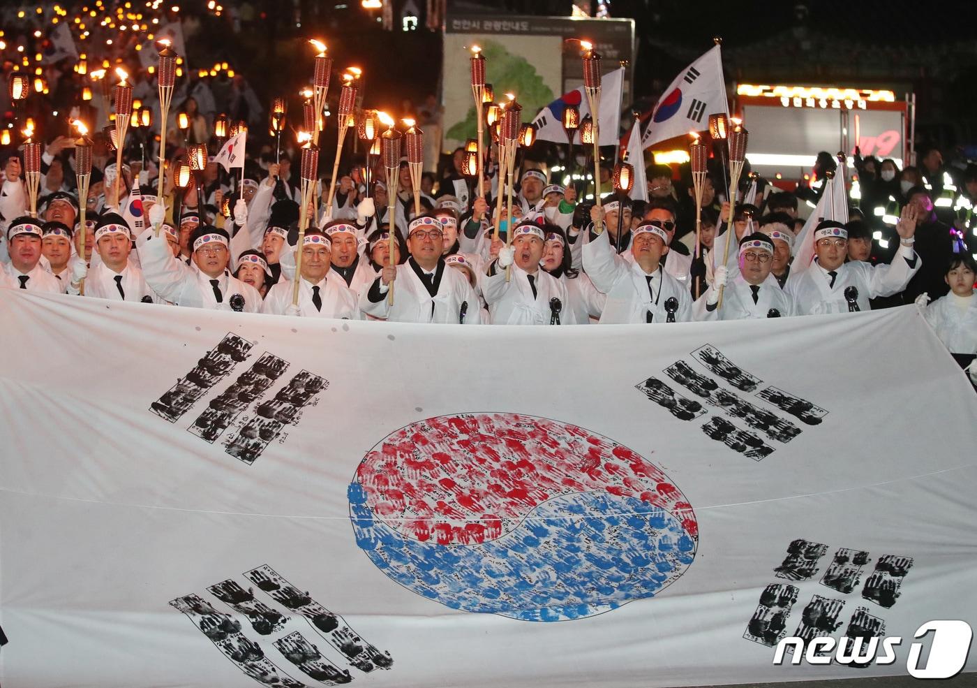 29일 충남 천안 동남구 병천면 유관순열사 사적지에서 열린 3.1운동 제105주년 기념 아우내 봉화제에서 시민들이 횃불을 들고 아우내 장터를 향해 행진하고 있다. 아우내 봉화제는 1978년부터 개최한 유서 깊은 행사로 천안시는 아우내 만세운동의 거사를 알리기 위해 매년 2월 말일 거행하고 있다. 2024.2.29/뉴스1 ⓒ News1 김기태 기자