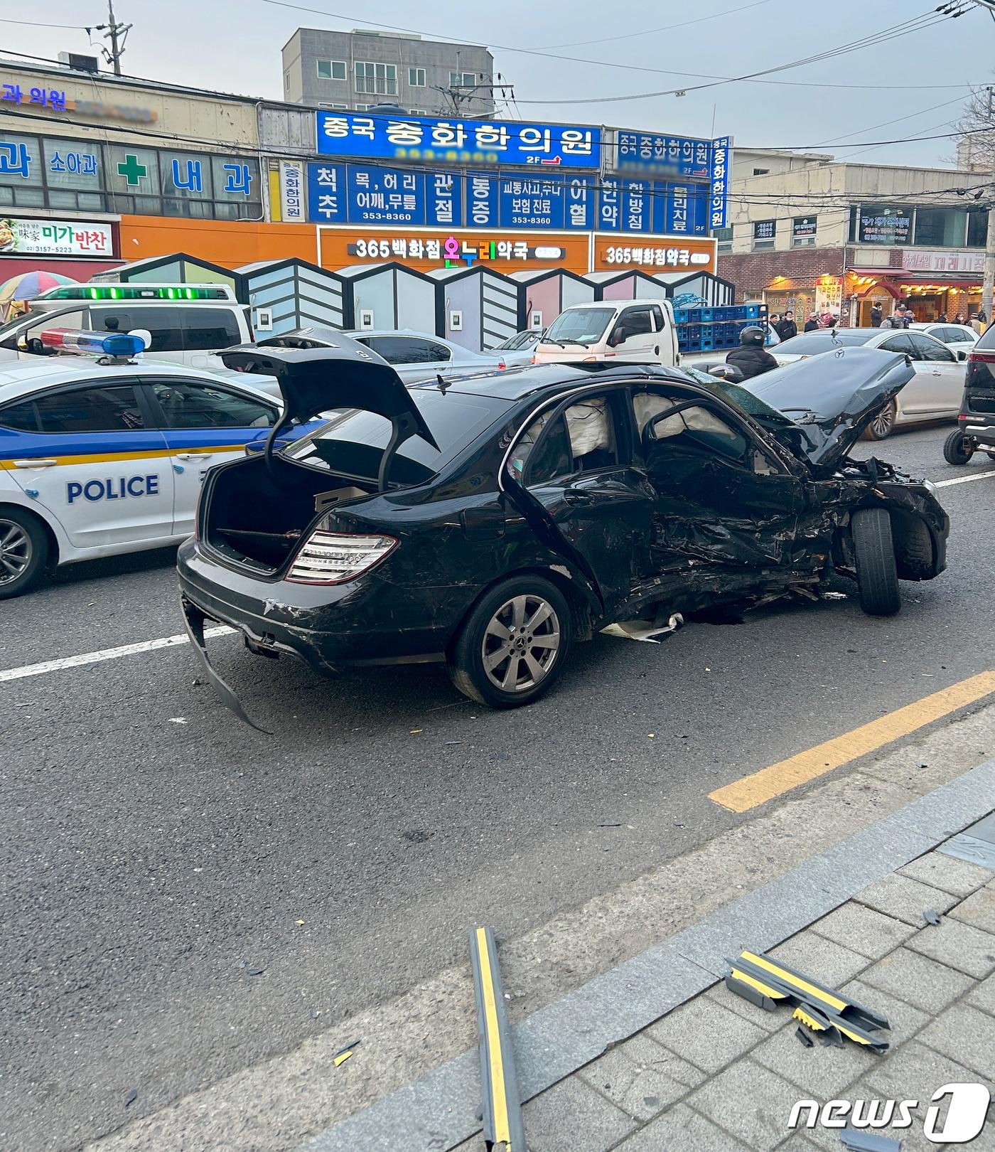 29일 오후 서울 은평구 연신내역 인근에서 승용차 7대와 이륜차 1대가 추돌하는 사고가 발생해 경찰 및 소방관들이 현장을 수습하고 있다.. &#40;독자 제공&#41; 2024.2.29/뉴스1 ⓒ News1 장수영 기자