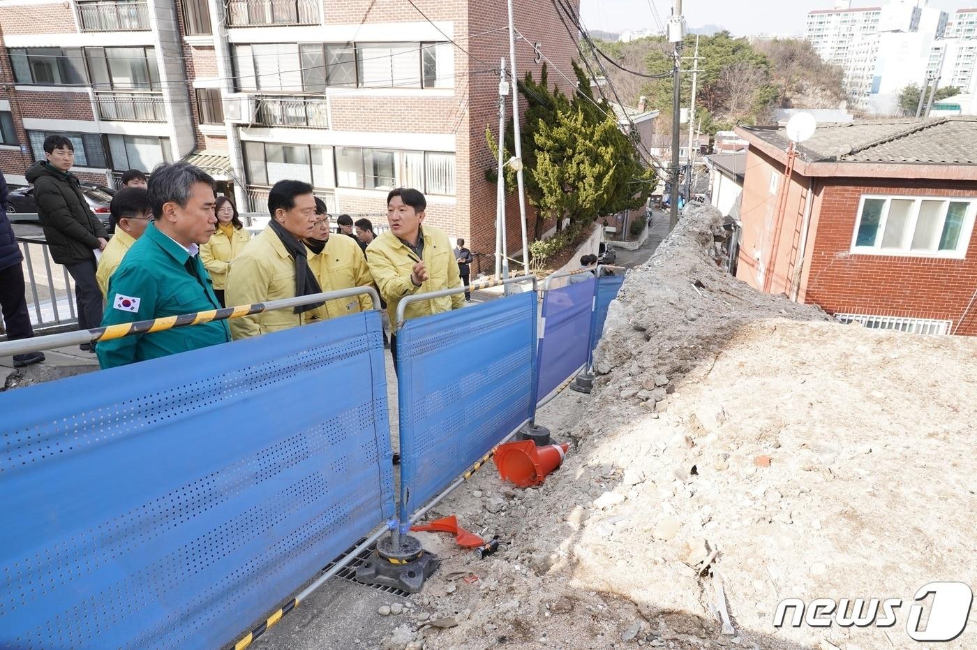 석축붕괴 피해 현장을 순찰·점검하고 있는 유창수 서울시 행정2부시장.&#40;서울시 제공&#41;