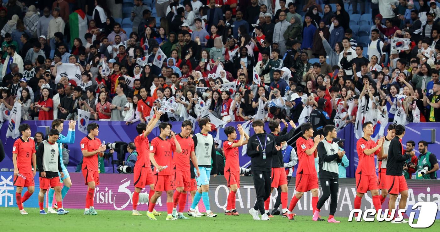 대한민국 선수들이 2일&#40;현지시간&#41; 카타르 알와크라 알자누브 스타디움에서 열린 2023 아시아축구연맹&#40;AFC&#41; 카타르 아시안컵 8강전 호주와 대한민국의 경기, 연장 승부 끝에 2-1로 승리를 거두며 4강에 진출한 후 관중석을 향해 인사하고 있다. 2024.2.3/뉴스1 ⓒ News1 김성진 기자