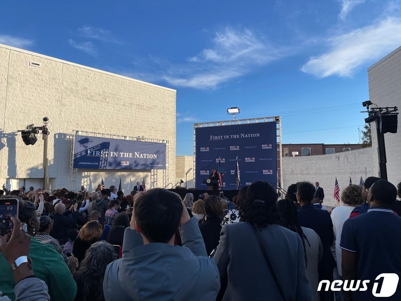 카멀라 해리스 미국 부통령이 사우스캐롤라이나주&#40;州&#41; 프라이머리&#40;예비선거&#41;를 하루 앞둔 2일&#40;현지시간&#41; 사우스캐롤라이나 오렌지버그에 위치한 전통적 흑인대학인 사우스캐롤라이나 주립대를 찾아 연설을 하고 있다. 2024.02.02.