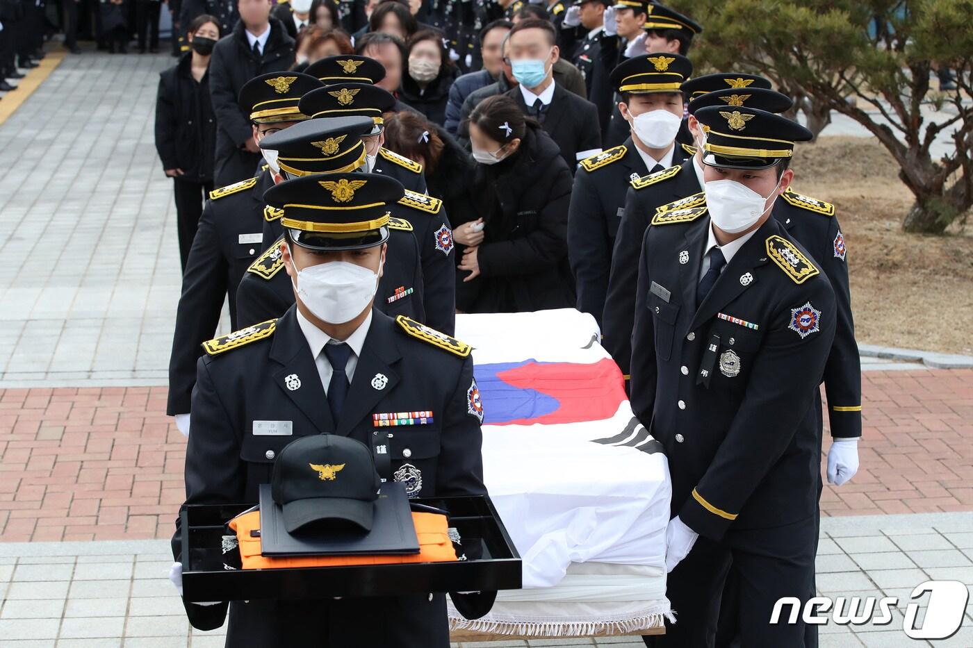 경북 문경 육가공 공장 화재 현장에서 순직한 故 김수광 소방장과 故 박수훈 소방교의 영결식이 3일 오전 경북도청 동락관에서 엄수됐다. 순직 소방관 운구행렬이 영결식장을 떠나고 있다. 2024.2.3/뉴스1 ⓒ News1 공정식 기자