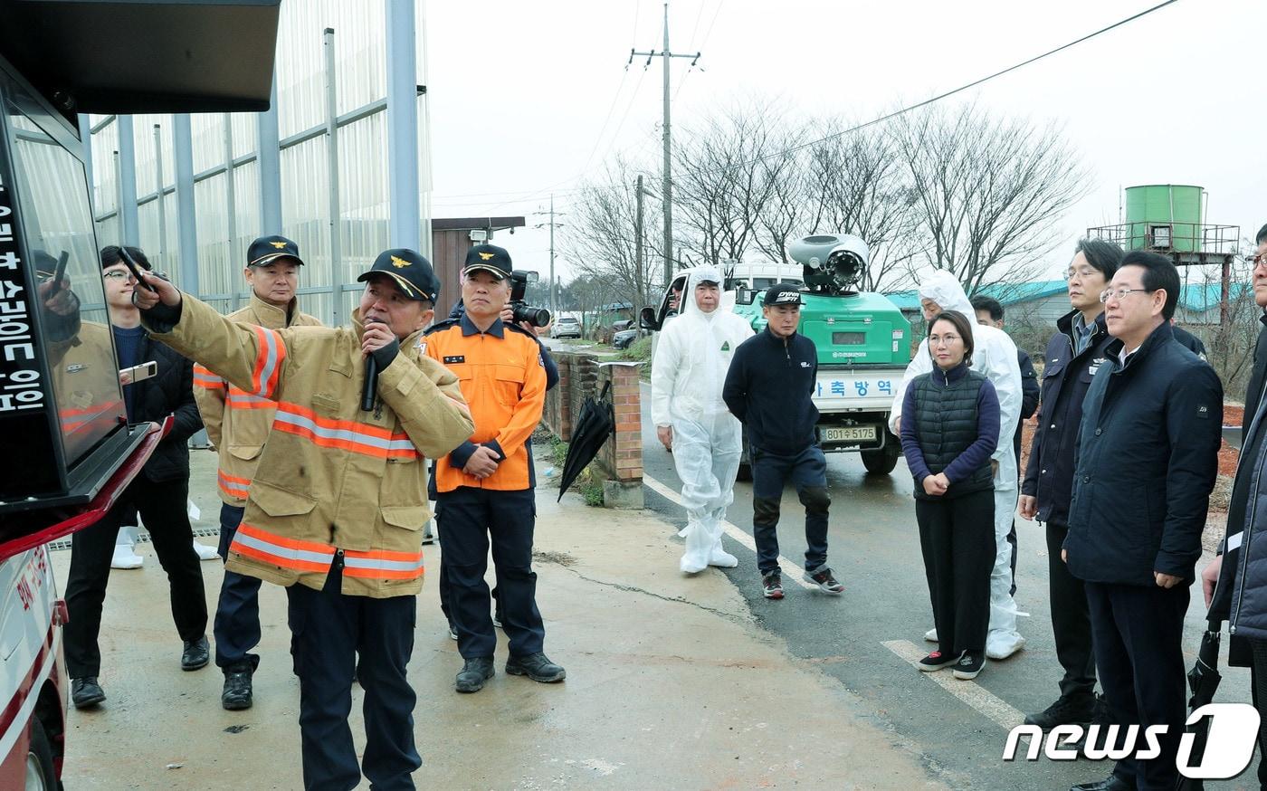 김영록 전라남도지사가 3일 오후 축사 화재로 피해를 입은 영암군 시종면 봉소리 축산농가를 방문, 소방관계자로부터 화재 발생 현황에 대해 설명을 듣고 있다.&#40;전남도 제공&#41; 2024.2.3/뉴스1 