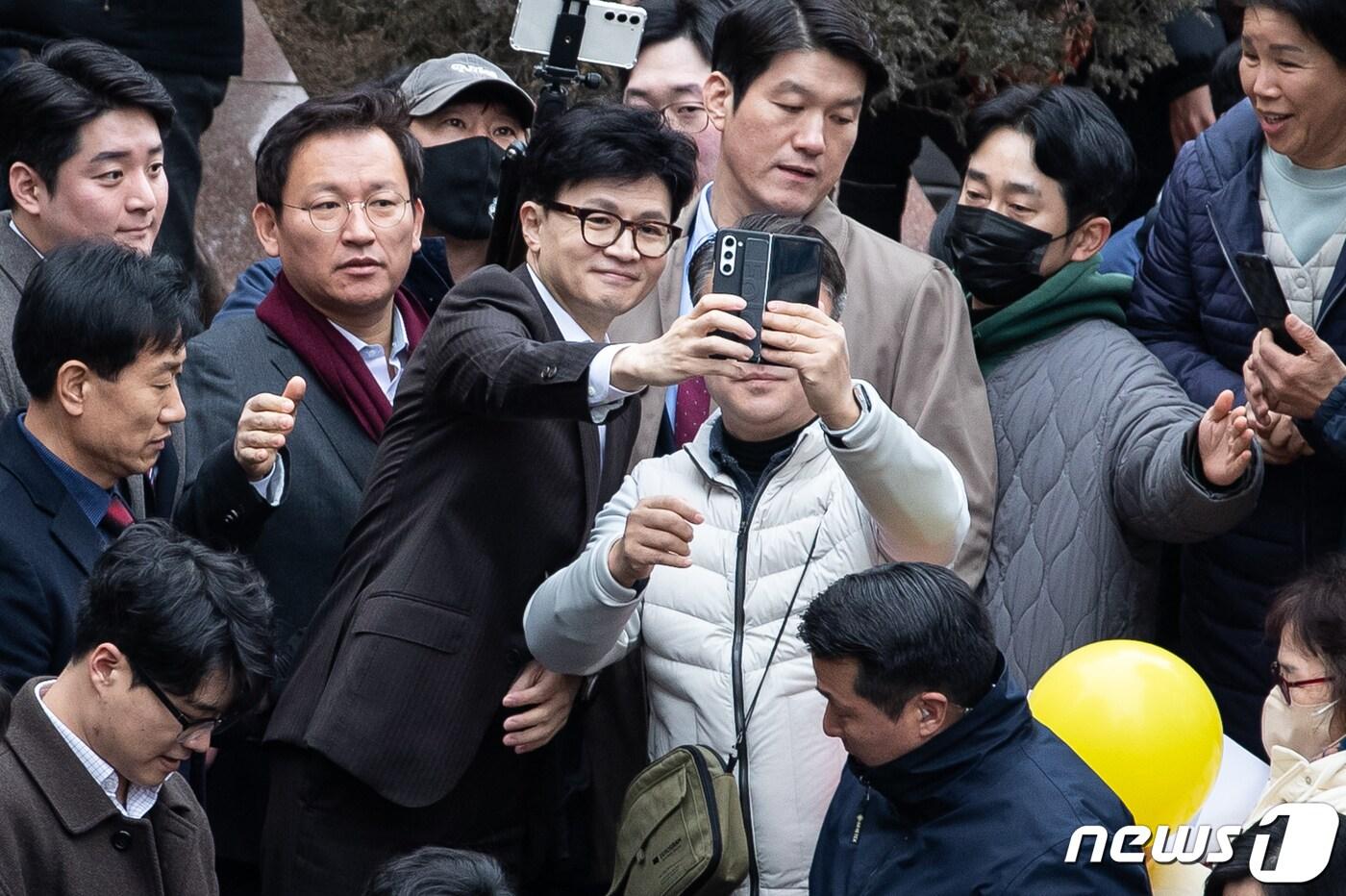 한동훈 국민의힘 비상대책위원장이 3일 경기 김포시 라베니체 광장에서 열린 수도권광역급행철도&#40;GTX&#41; D 노선안 환영 및 조기개통 촉구 시민대회에 참석해 시민들과 기념 촬영을 하고 있다. 2024.2.3/뉴스1 ⓒ News1 유승관 기자