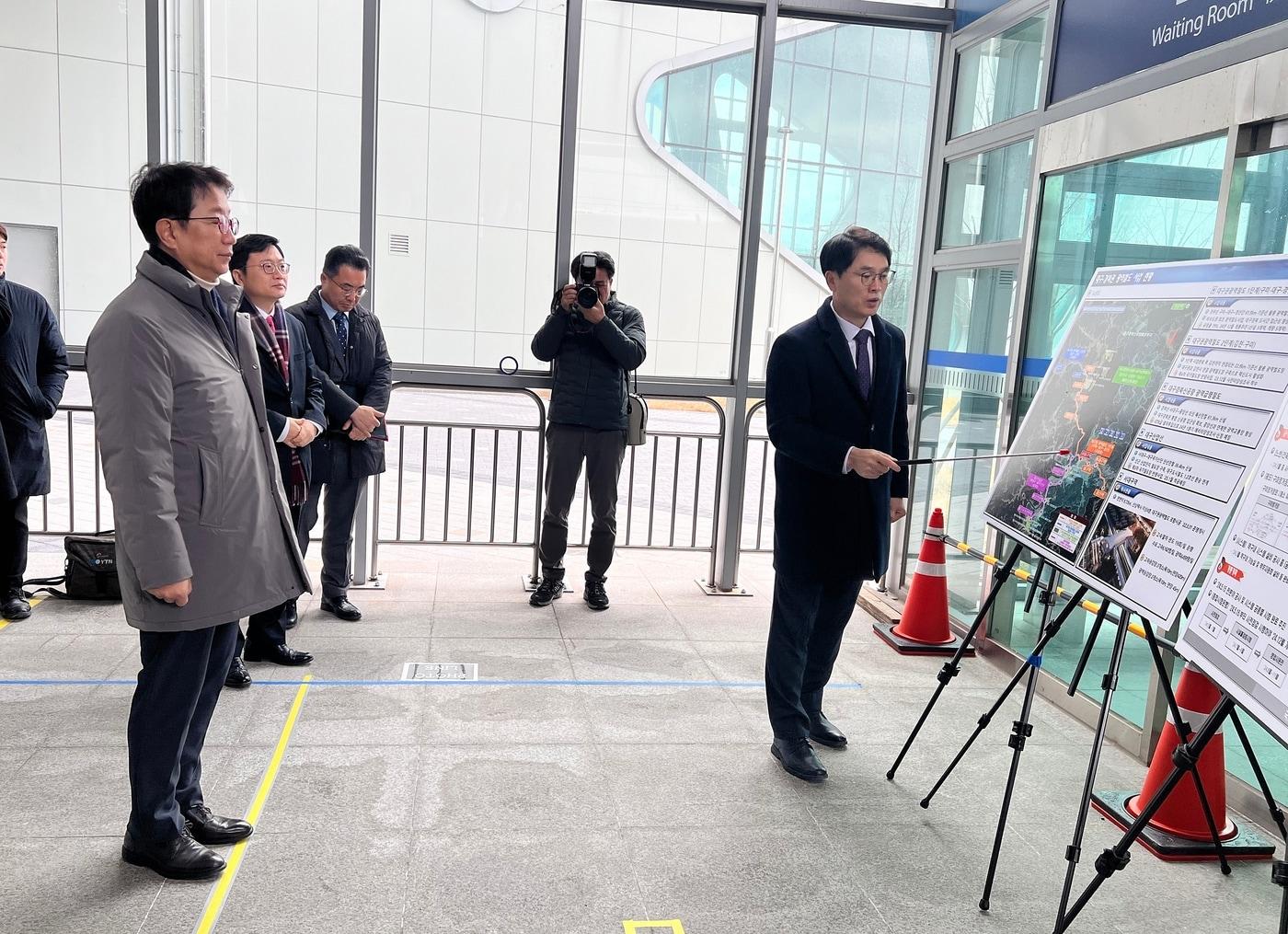 서대구역을 찾은 박상우 국토교통부 장관이 대구권 1단계 광역철도 사업 진행 상황을 관계자로부터 브리핑받고 있다. /신현우 기자