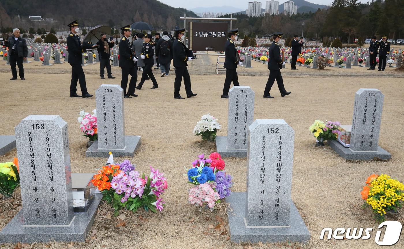 경북 문경 육가공 공장 화재 현장에서 순직한 故 김수광 소방장과 故 박수훈 소방교의 안장식이 3일 오후 국립대전현충원 소방공무원묘역에서 엄수되고 있다. 2024.2.3/뉴스1 ⓒ News1 김기태 기자