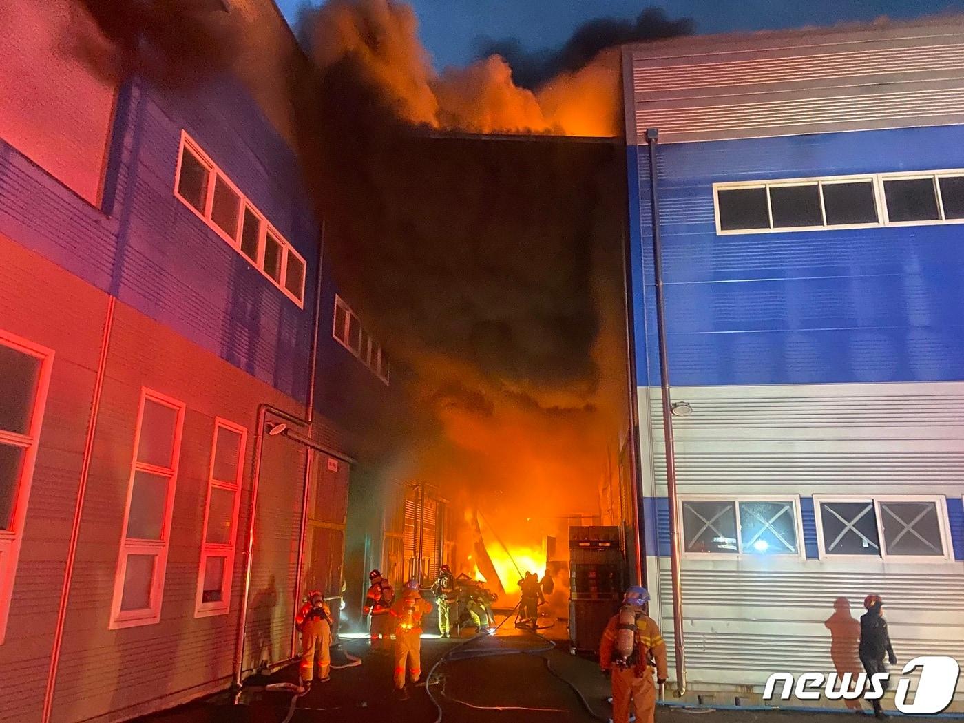 3일 오전 6시33분께 부산 기장군 한 식품제조 공장에서 난 불이 4시간만에 완진됐다.&#40;부산소방재난본부 제공&#41;