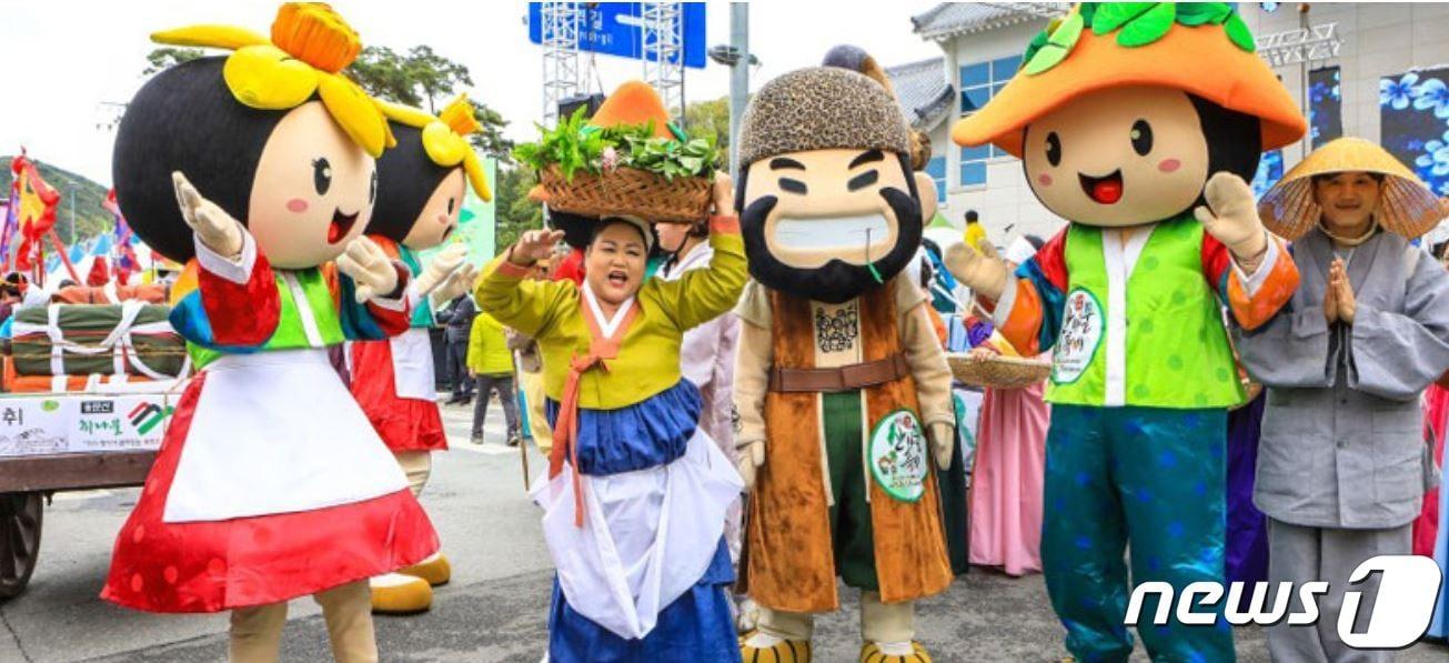 경기도는 축제 기획 및 운영이 우수하고 발전 역량이 높은 올해 우수 지역축제로 양평 용문산 산나물 축제&#40;사진&#41; 등 23개 지역축제를 선정했다고 4일 밝혔다.&#40;경기도 제공&#41;