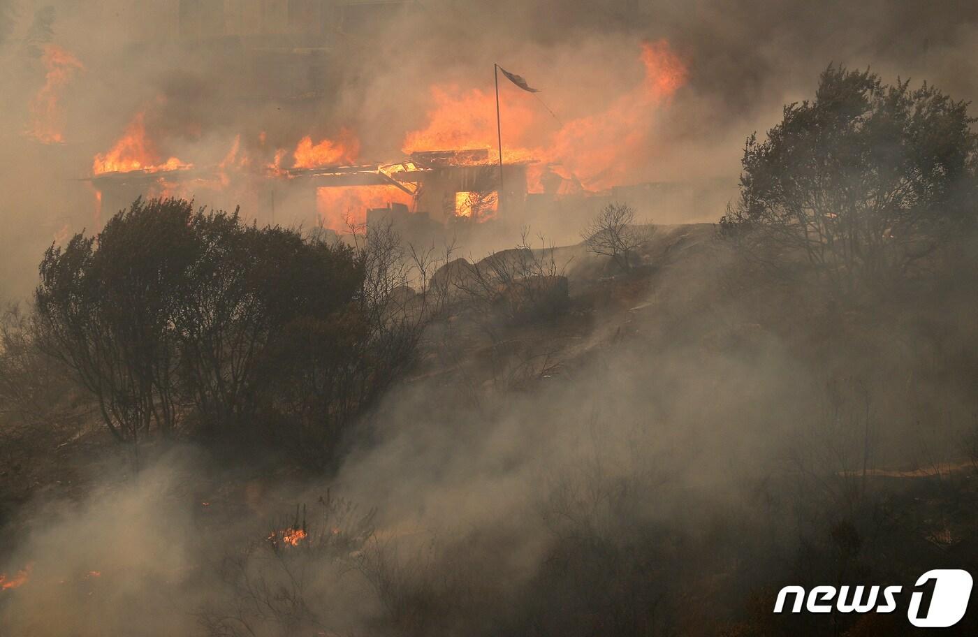 3일&#40;현지시간&#41; 칠레 비나 델 마르 지역에 산불이 빠르게 퍼지며 건물이 화염에 휩싸여 있다. 2024.02.03 ⓒ 로이터=뉴스1 ⓒ News1 정지윤 기자