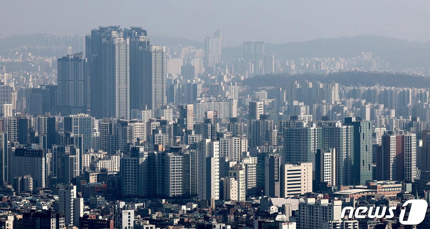 4일 오전 서울 중구 남산에서 바라본 도심에 아파트 단지가 보이고 있다. 부동산R114에 따르면 서울 아파트값이 3주 연속 보합세&#40;0.00%&#41;를 나타낸 것으로 나타났다. 전세가격 역시 상승지역과 하락지역이 팽팽하게 맞서면서 보합&#40;0.00%&#41;을 나타냈다. 2024.2.4/뉴스1 ⓒ News1 장수영 기자