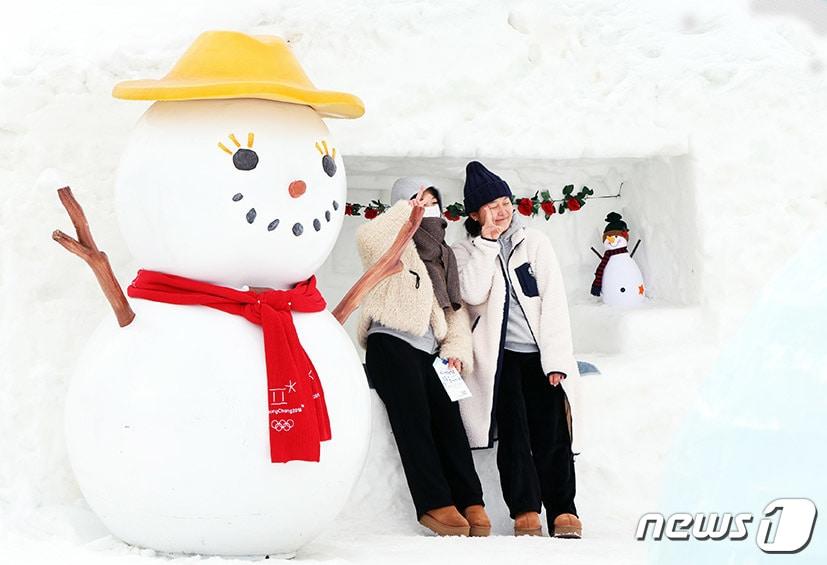 4일 오후 강원 평창군 대관령면 송천 일원에서 열린 &#39;2024 대관령눈꽃축제&#39;를 찾은 관람객들이 7080대관령의 옛모습을 재현한 눈마을을 배경으로 기념 촬영하고 있다. 올해로 30회를 맞은 이번 축제는 &#39;TIME TRAVEL IN&#40;타임 트래블 인&#41; 대관령, 즐거움의 문을 열다&#39;를 주제로 오는 11일까지 이어진다. &#40;평창군 제공&#41; 2024.2.4/뉴스1