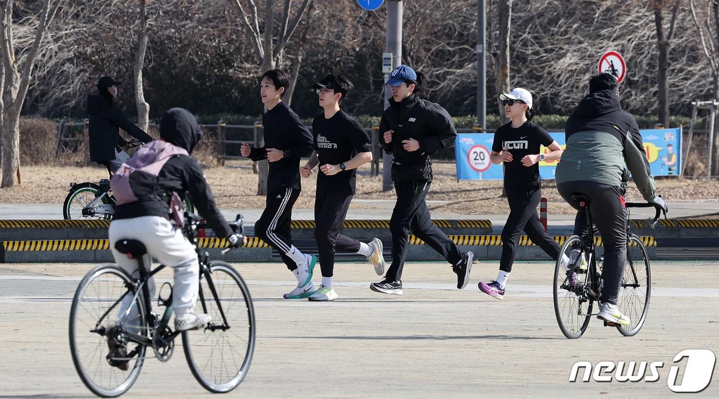 서울 반포 한강공원에서 시민들이 자전거를 타며 여유를 즐기고 있다. 2024.2.4/뉴스1 ⓒ News1 김진환 기자